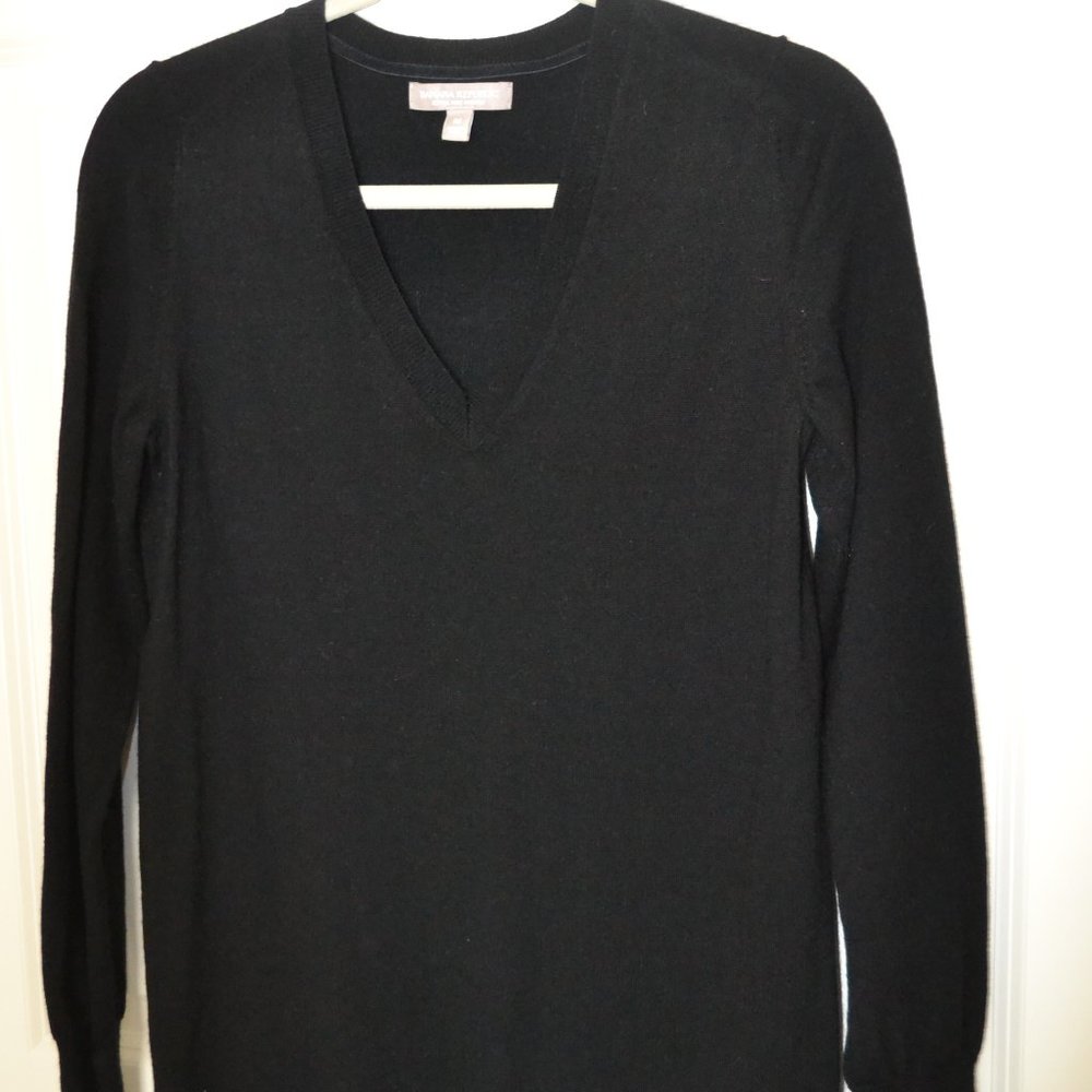 Banana Republic Merino V-Neck Sweater - Size M